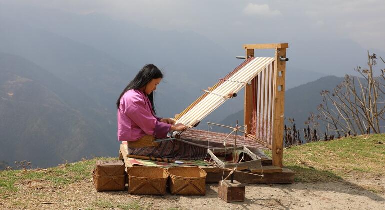 Шелковые платья, которые шьют ткачихи из отдаленной деревни Гоенпа-Кабаб, расположенной в горном районе Бутана, всегда отличались превосходным качеством.